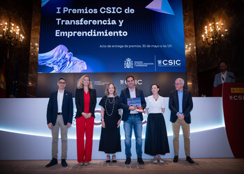 El coordinador de la PTI Clima José Manuel Gutiérrez recoge el premio de Transferencia y emprendimiento del CSIC